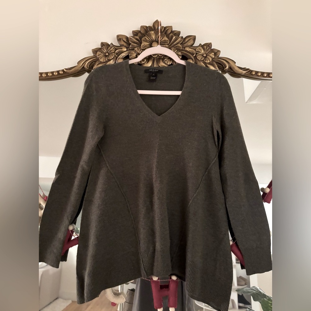 Scoop olive green cashmere long sleeve v-neck sweater